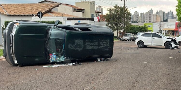 SUV capota após carro furar pare em cruzamento de Campo Grande; veja vídeo