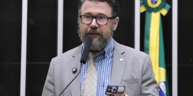 Conselho de Ética aprova nova suspensão de Marcos Pollon após deputado xingar Hugo Motta