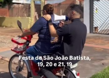 Padre vira ‘carro de som sobre duas rodas’ para divulgar festa junina em Campo Grande; veja vídeo