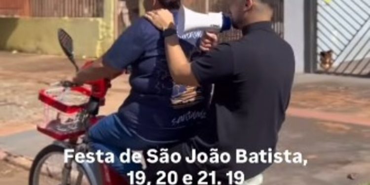 Padre vira ‘carro de som sobre duas rodas’ para divulgar festa junina em Campo Grande; veja vídeo