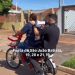 Padre vira ‘carro de som sobre duas rodas’ para divulgar festa junina em Campo Grande; veja vídeo